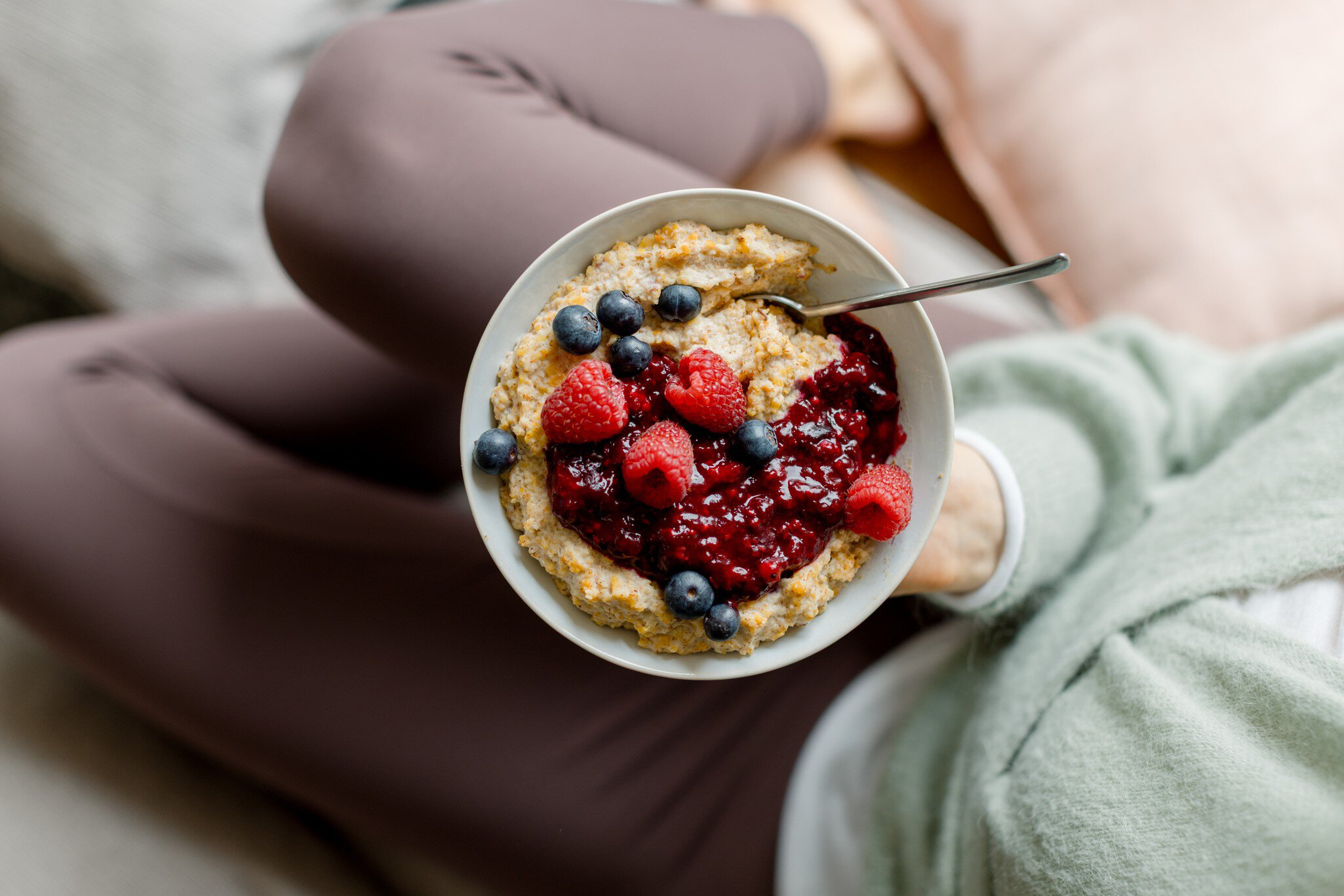 Topshot Porridge Sch&uuml;ssel aus Selfie-Perspektive