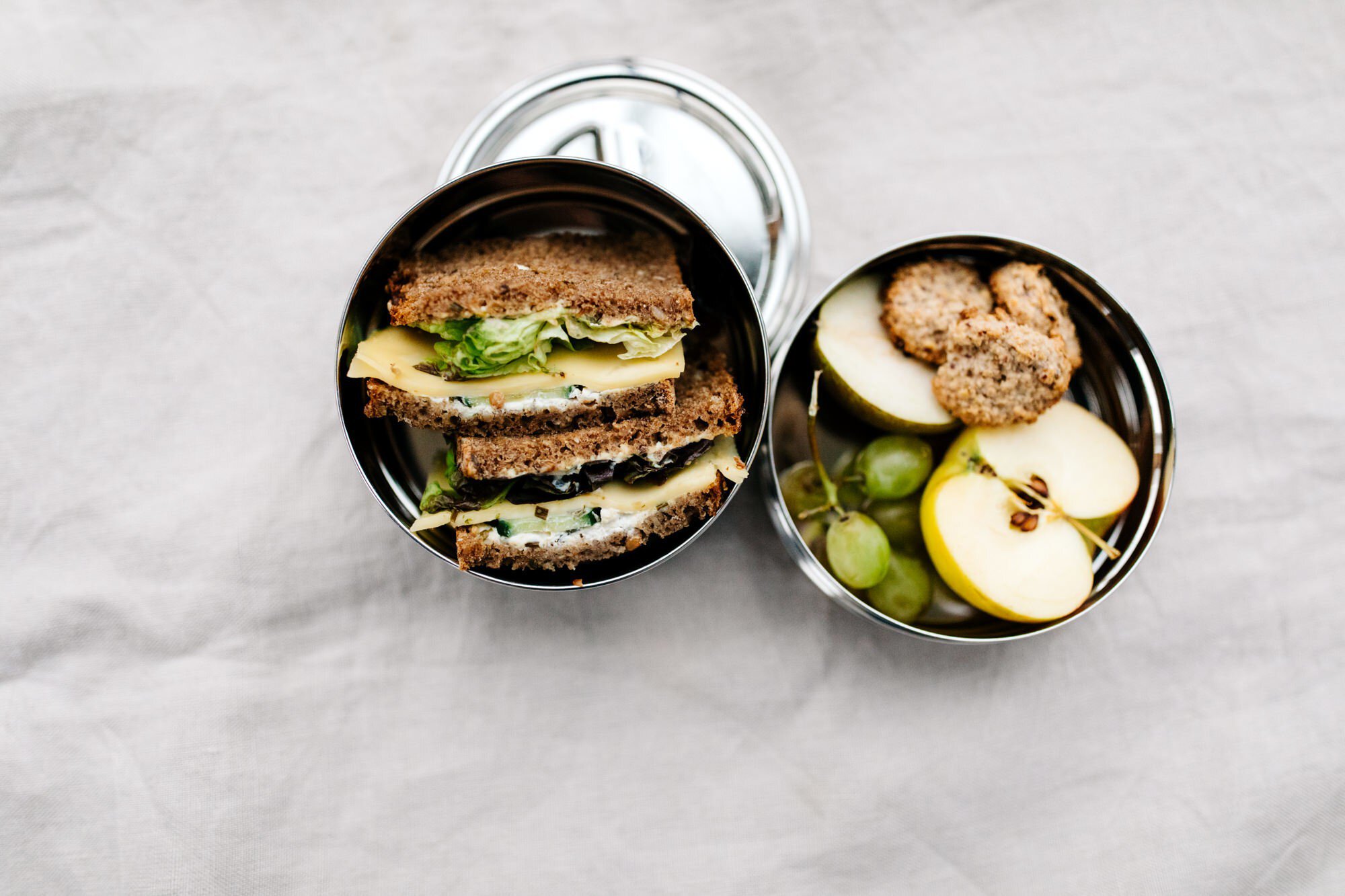 Brotdose mit glutenfreien, belegten Broten und Obst