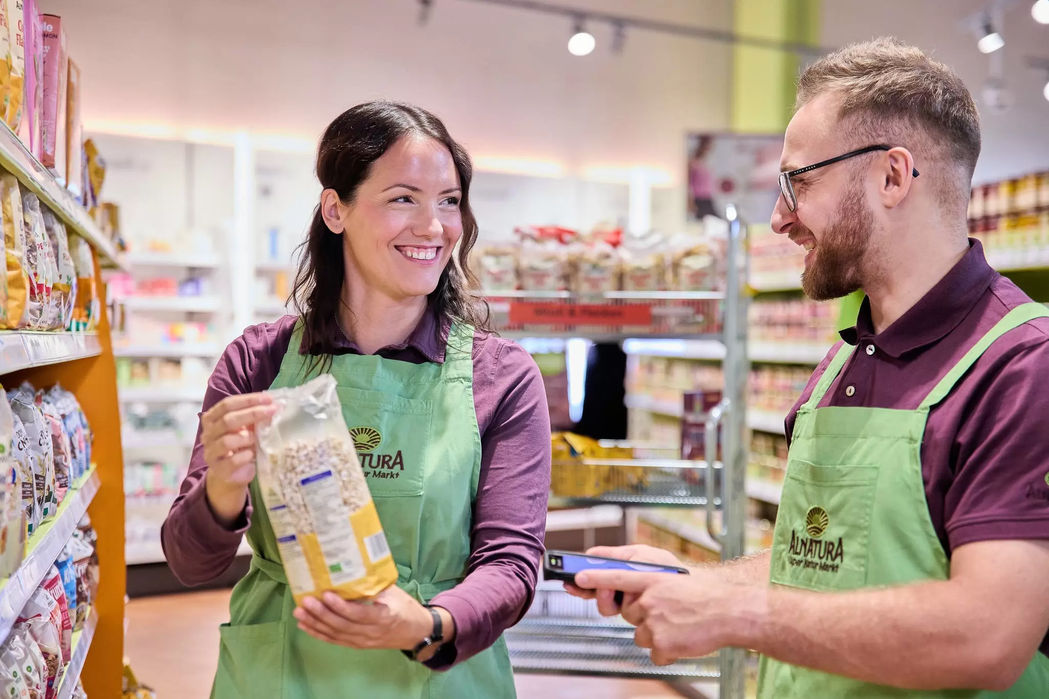 Verschiedene Mitarbeitende im Alnatura Super Natur Markt sprechen über ihren Arbeitsalltag.