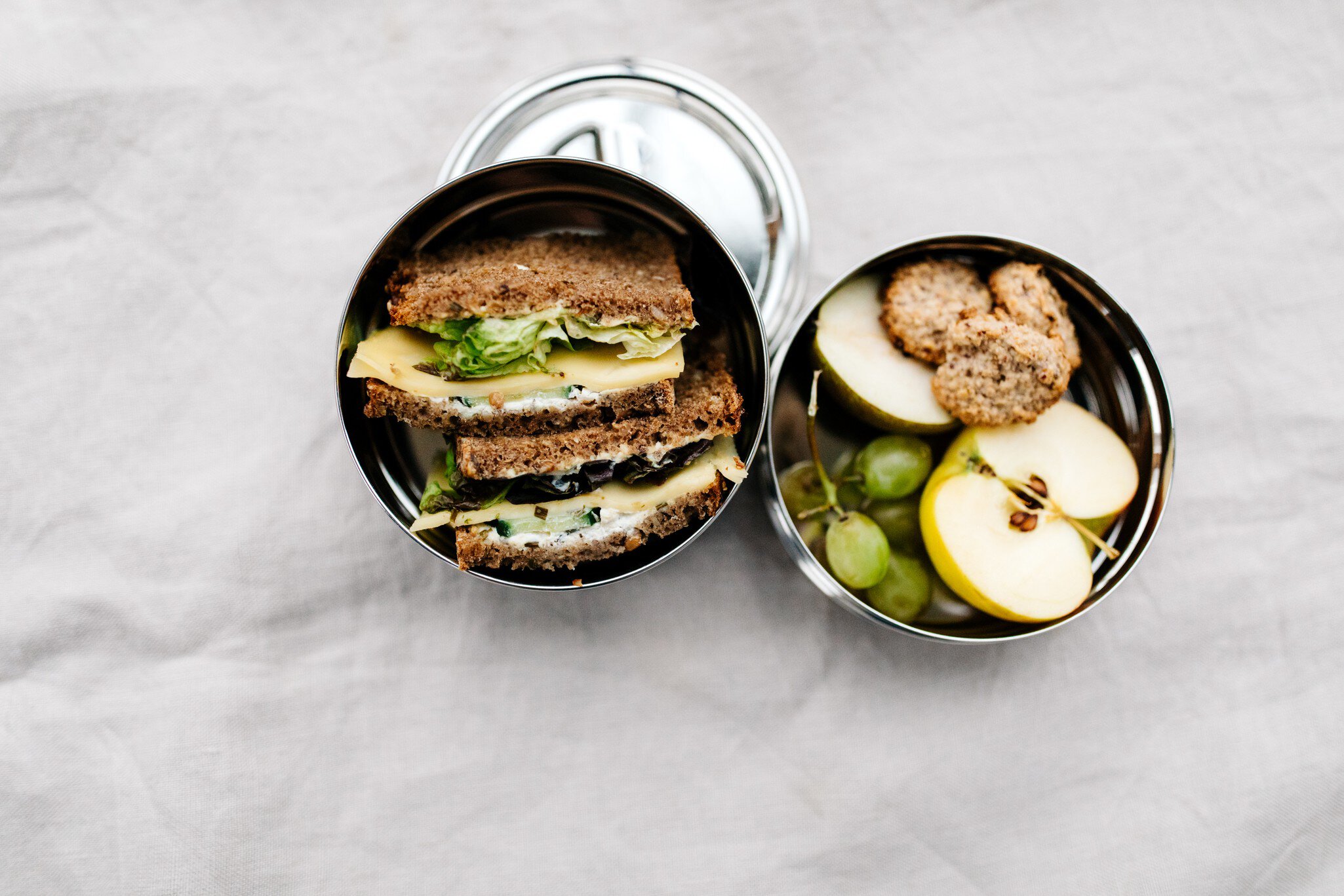 Brotdose mit glutenfreien Broten und Keksen von Alnavit