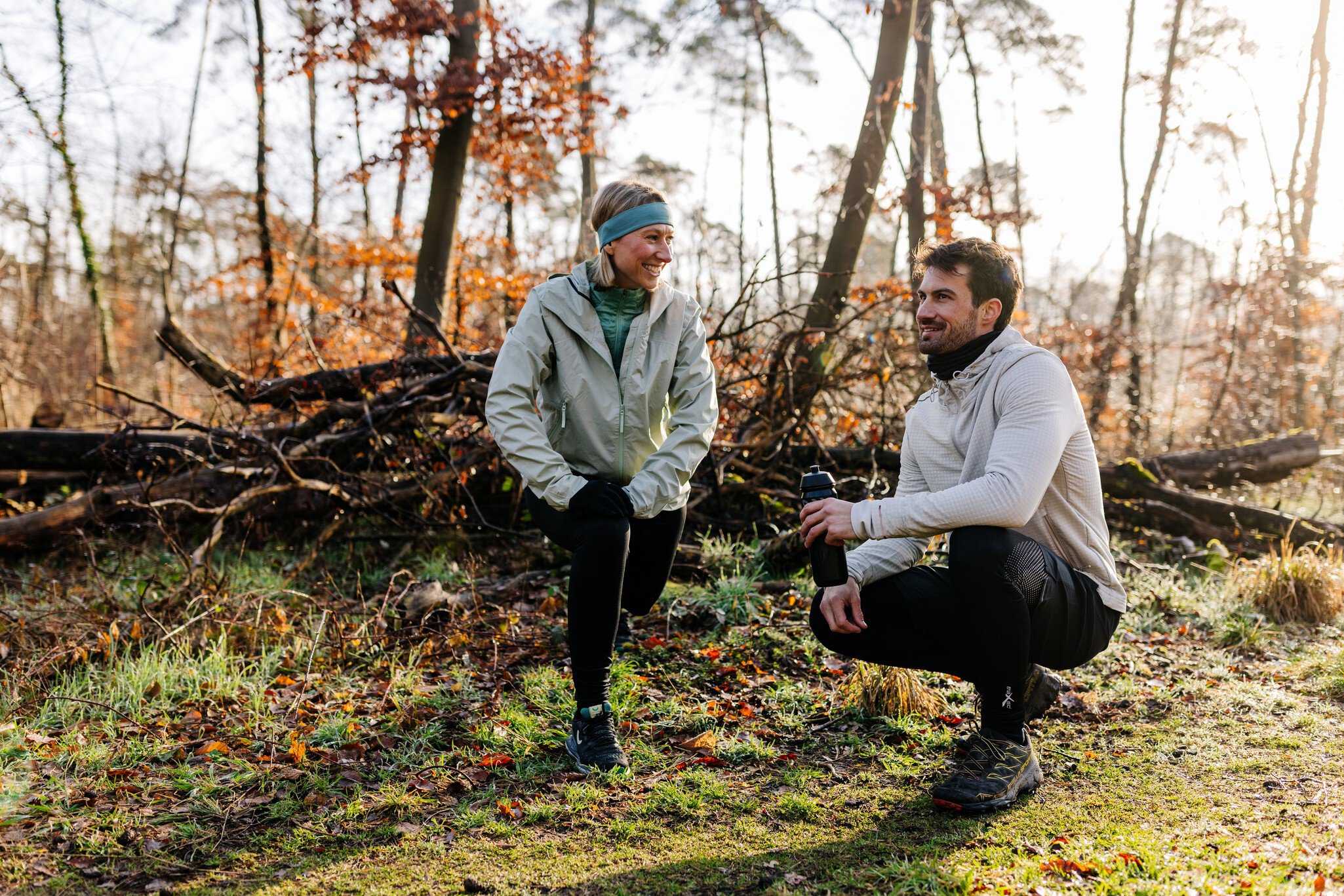 Zwei Sportler im Wald