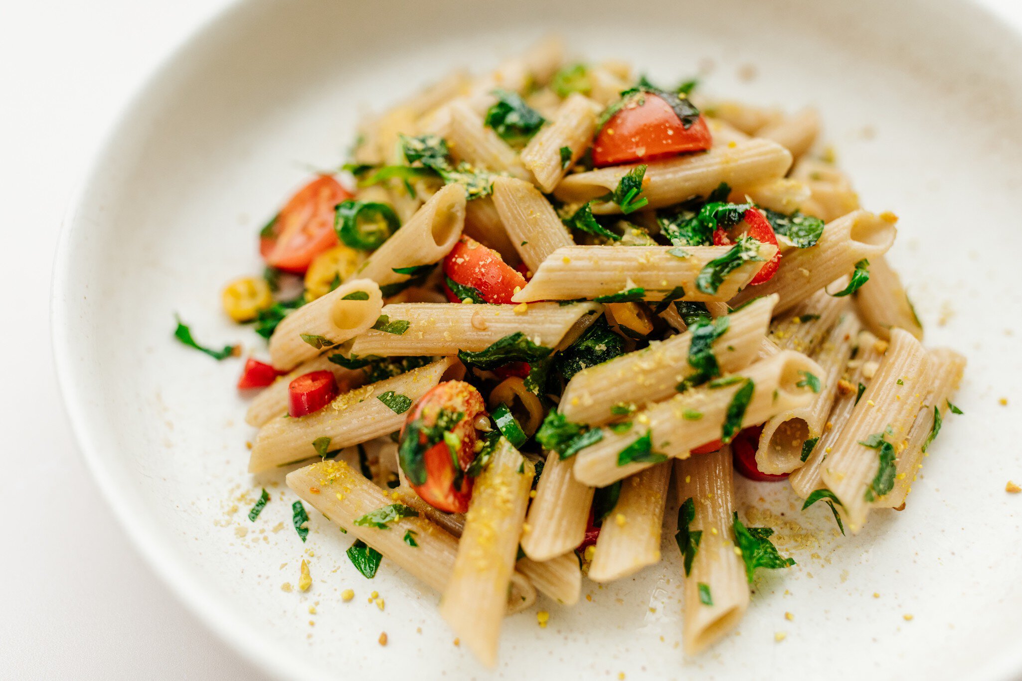 Glutenfreie Alnavit Vollkornpenne mit Tomaten und Kr&auml;utern