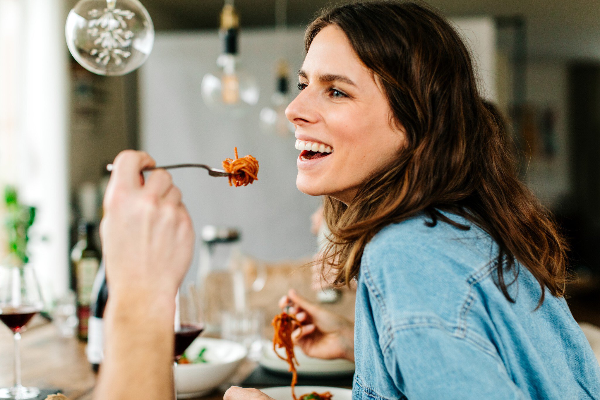 Frau isst glutenfreie Pasta von Alnavit